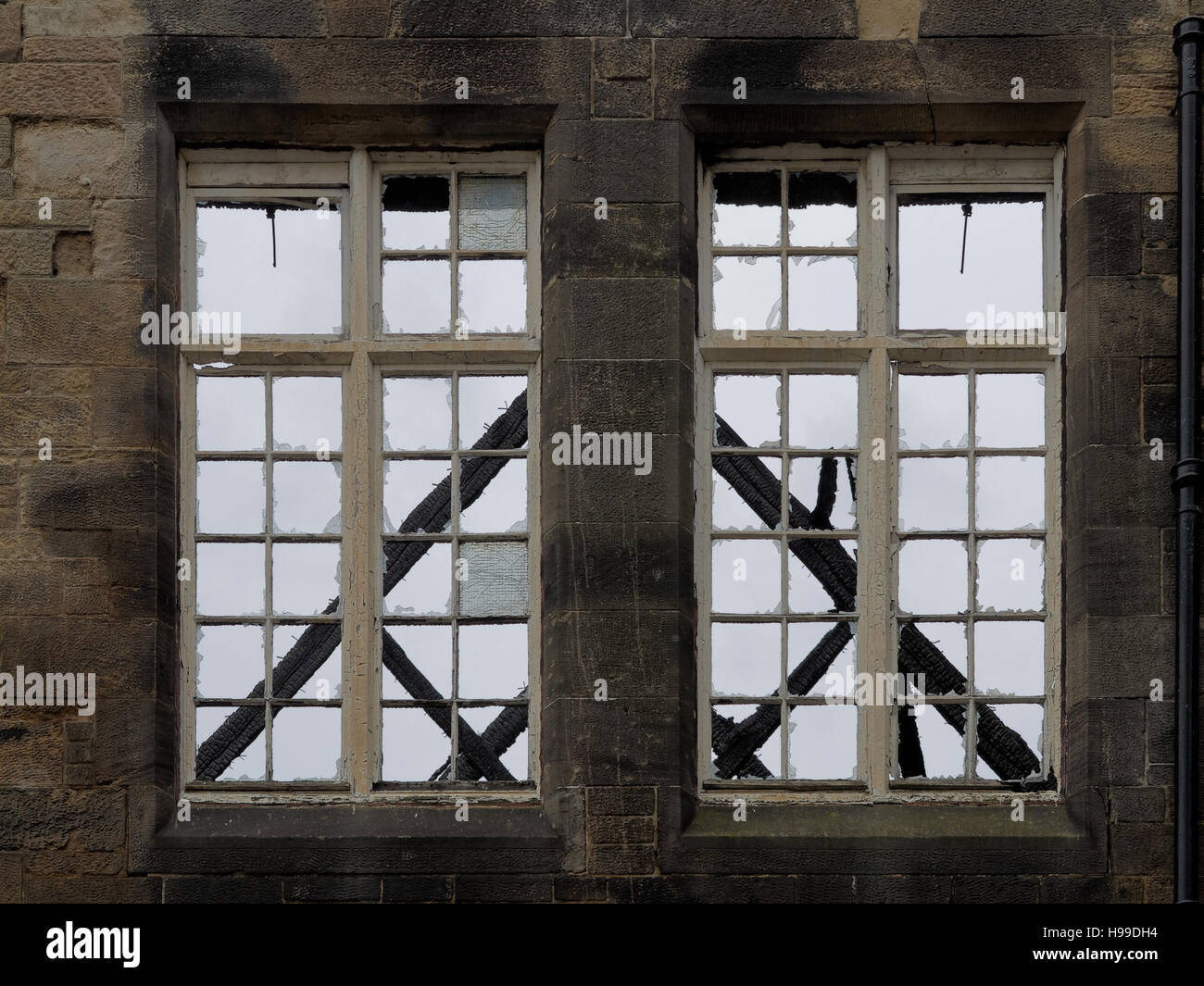 Guscio di vecchia scuola steiner Glasgow con tetto bruciata windows con Glasgow School scolpita in parole Foto Stock