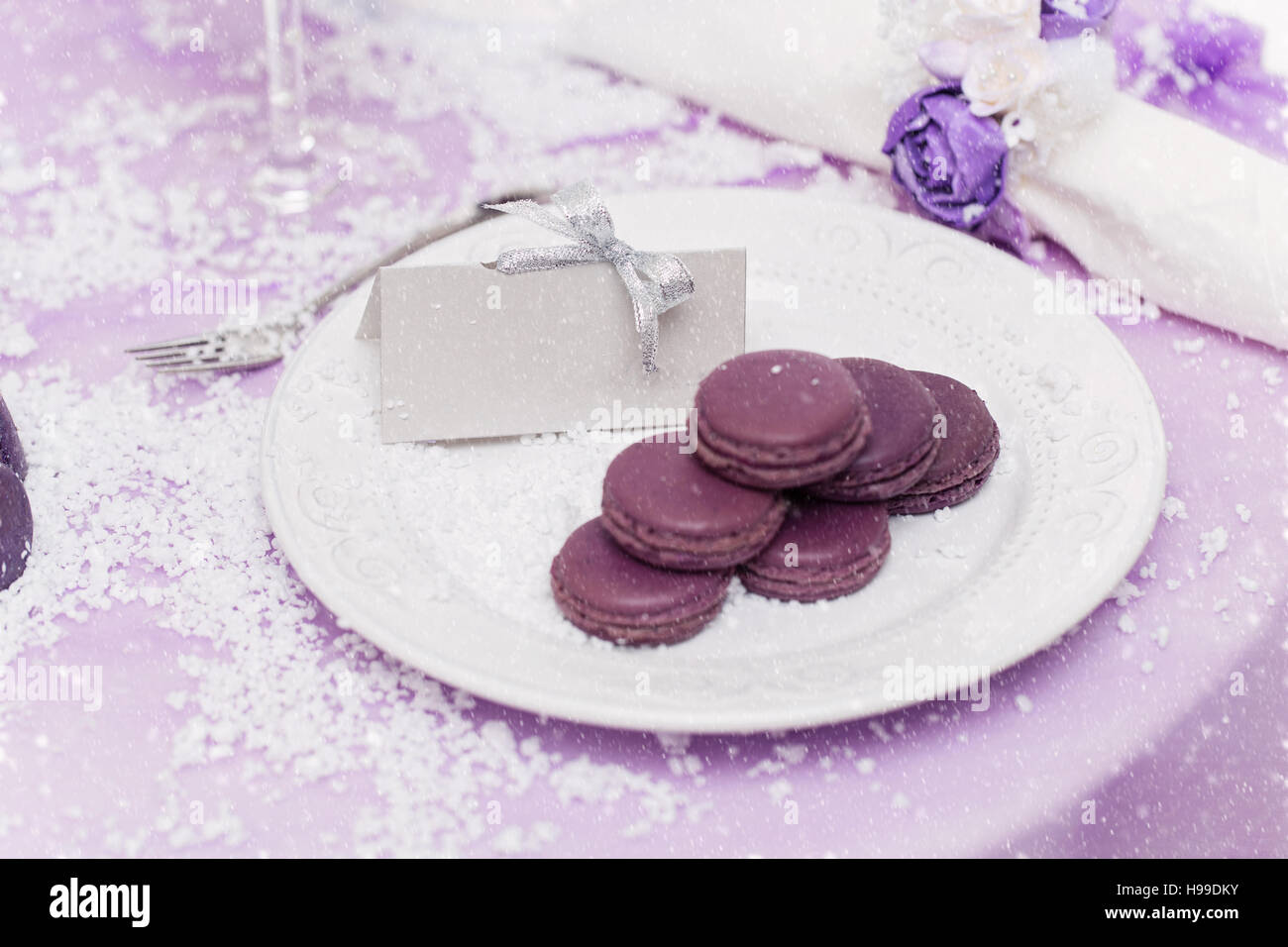Viola macarons sulla piastra Foto Stock