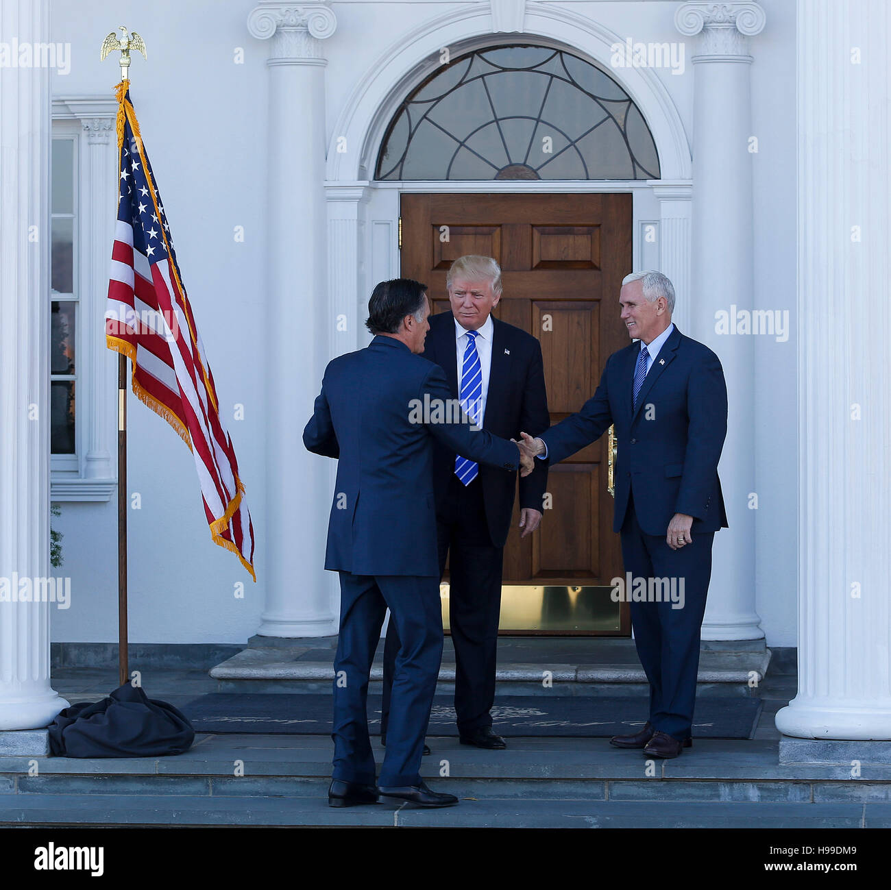 Presidente eletto Donald Trump e Vice Presidente eletto Mike Pence salutare Mitt Romney al clubhouse al Trump International Golf Club, Novembre 19, 2016 in Bedminster Township, New Jersey. (Aude Guerrucci / Pool) *** Si prega di usare carte di credito dal campo di credito *** Foto Stock