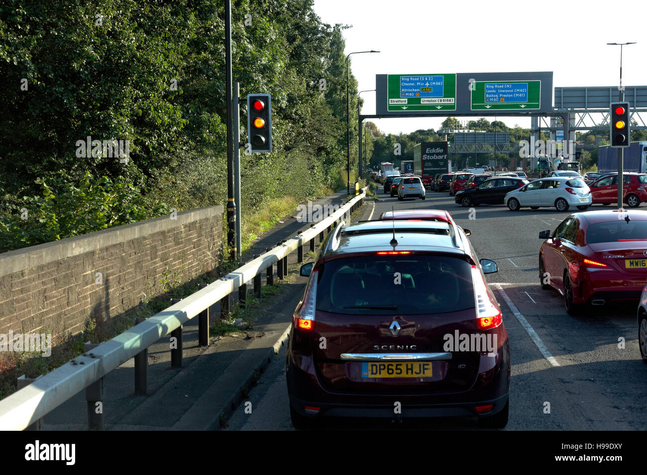 Il traffico si è fermato a rosso,giallo,semaforo nel mezzo di una congestione al rush hour,Manchester, Inghilterra Foto Stock