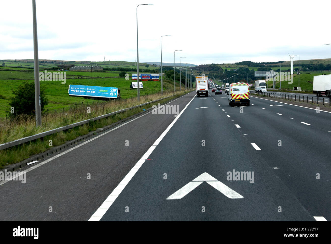 Vista dall'interno di corsia di autostrada del Regno Unito, che mostra la distanza del veicolo chevron marcatori. Foto Stock