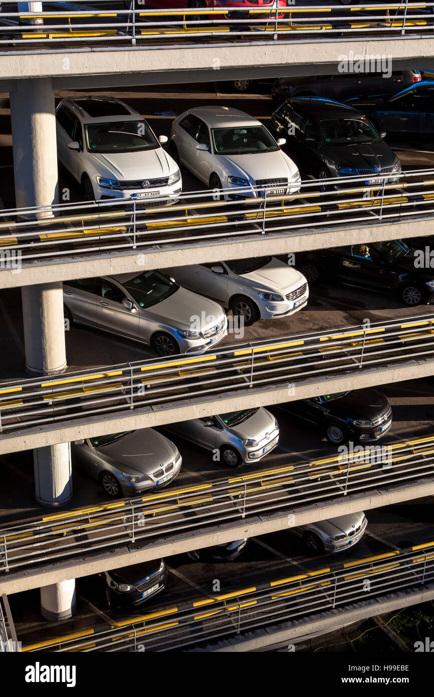 L'Europa, Germania, Colonia, parcheggio a più piani della Kaufhof. Foto Stock