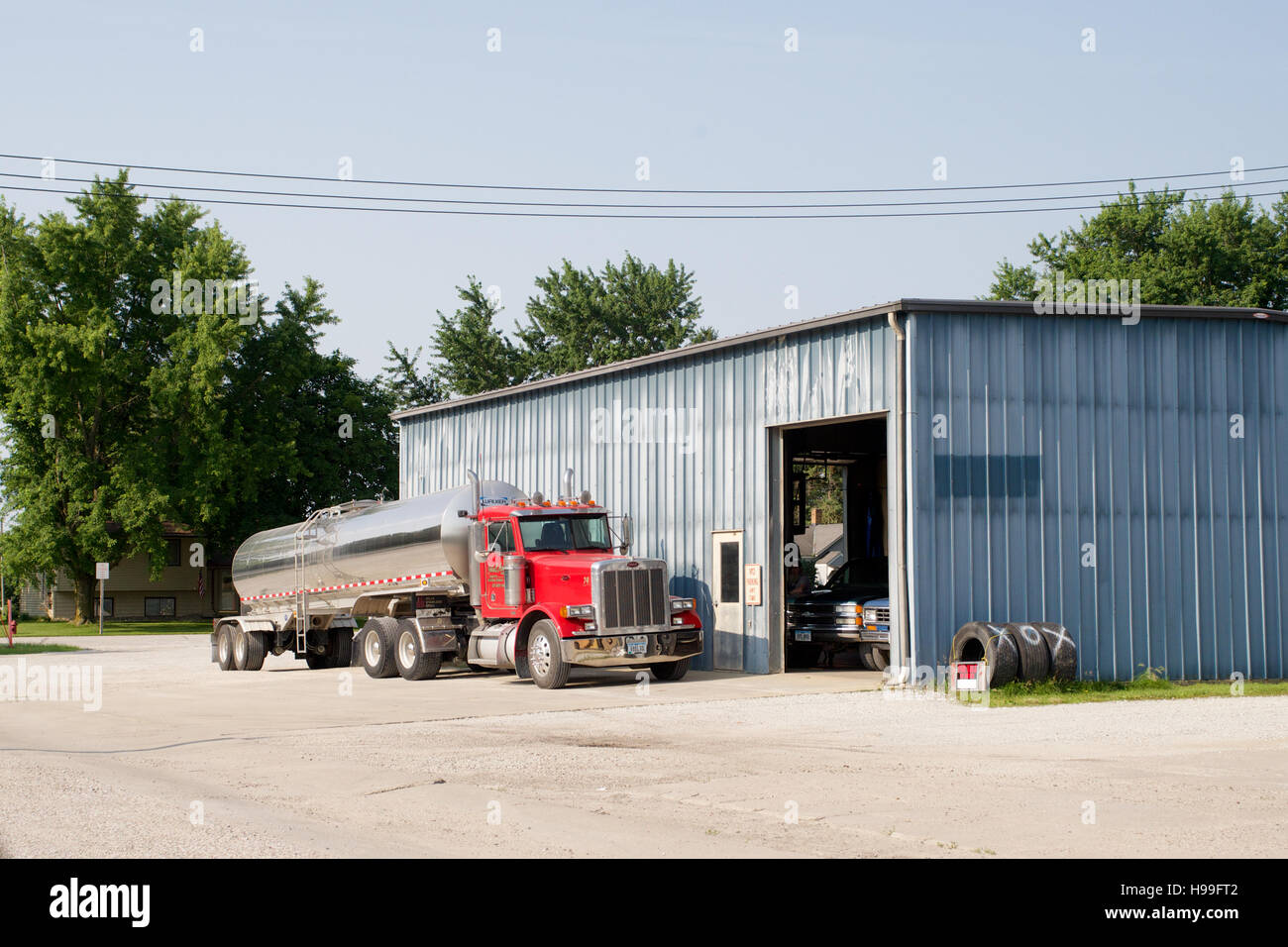 Carrello Peterbilt e acciaio inossidabile tanker al di fuori di un edificio rustico sulla Highway 71, in Iowa (USA). Foto Stock
