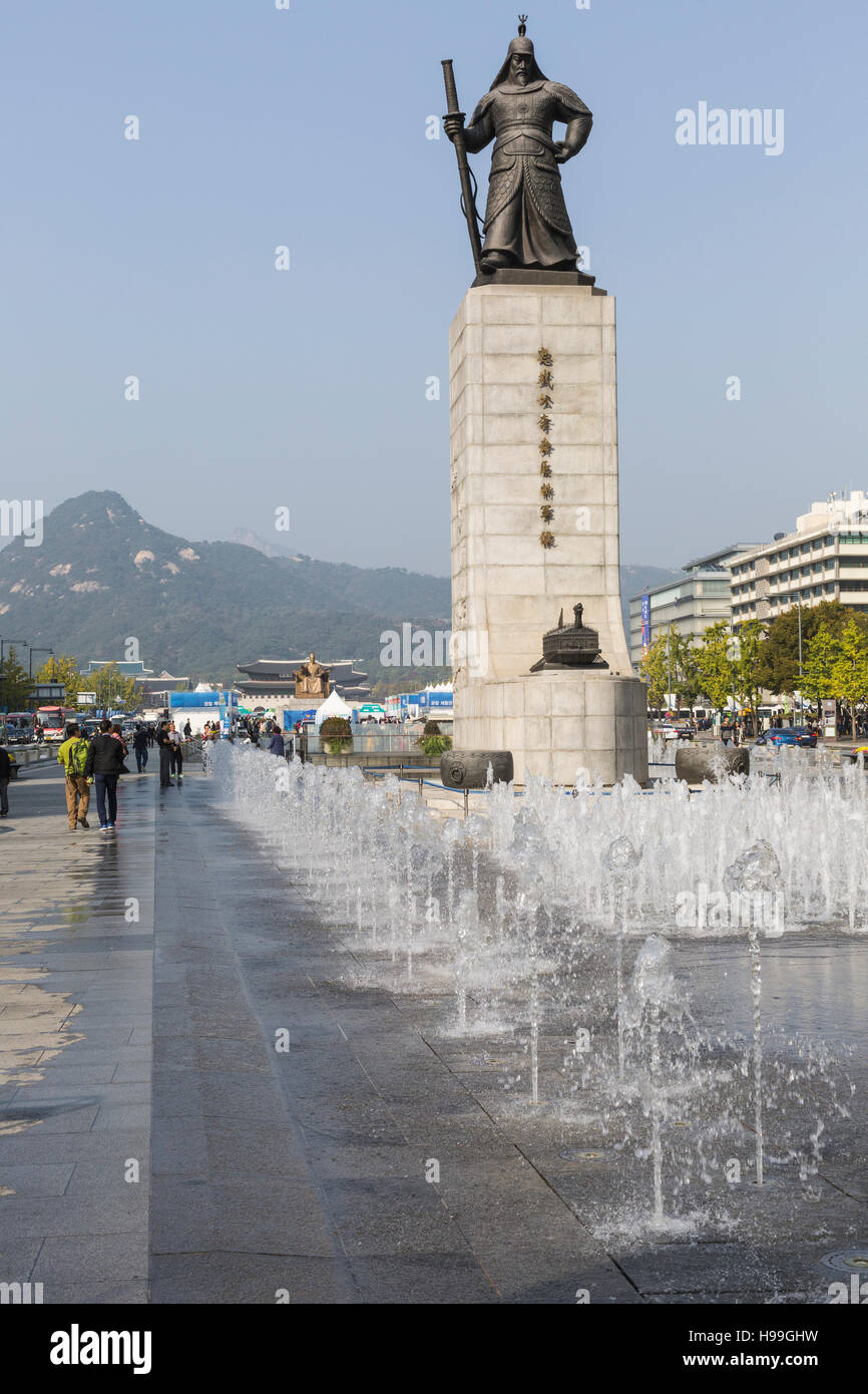 SEOUL - Ottobre 21, 2016: Statua di Ammiraglio Yi Sunsin su Gwanghwamun plaza a Seul, in Corea del Sud. Foto Stock