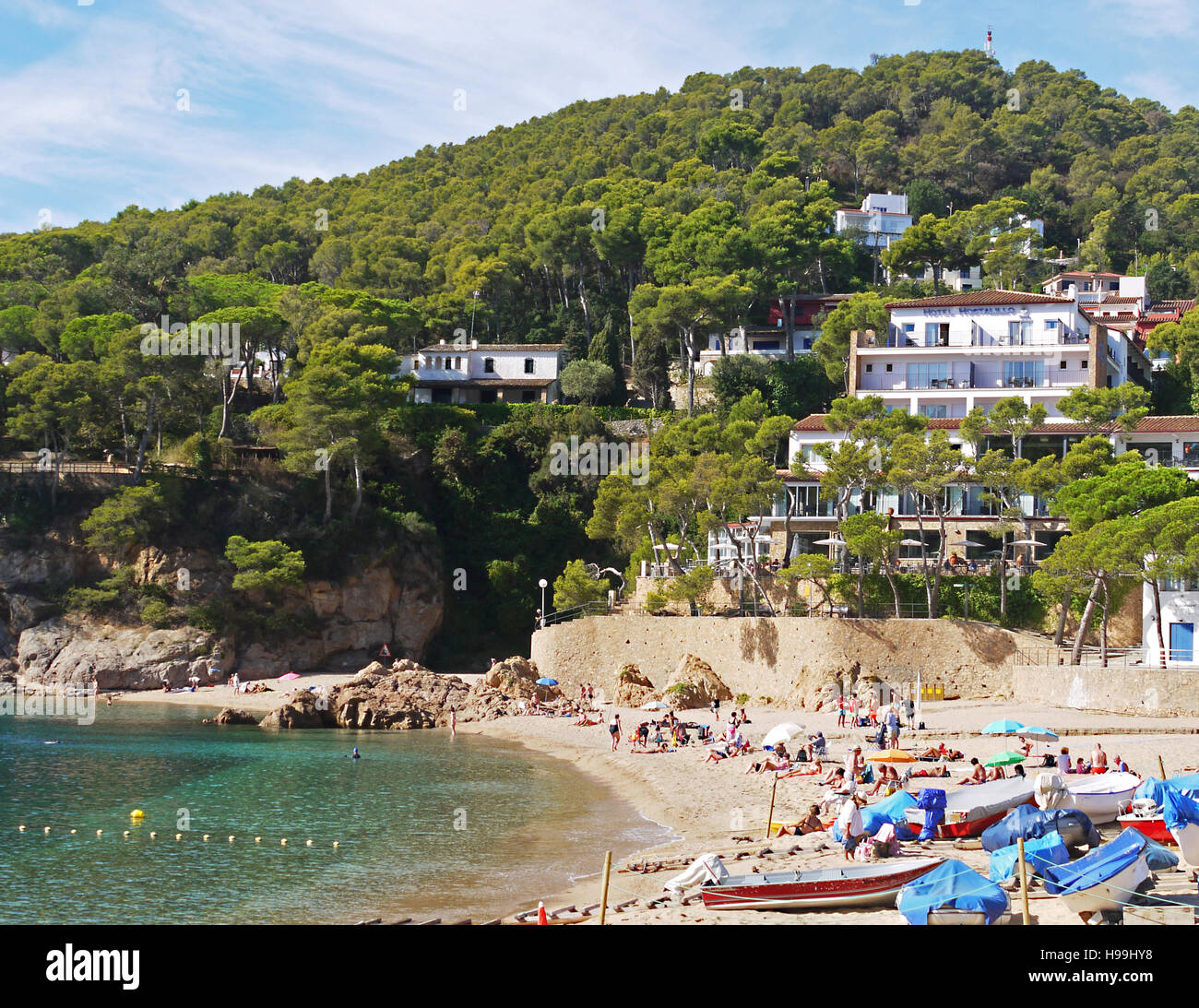 Vista generale della spiaggia e hotel nel piccolo villaggio di Tamariu, Costa Brava, SPAGNA Foto Stock
