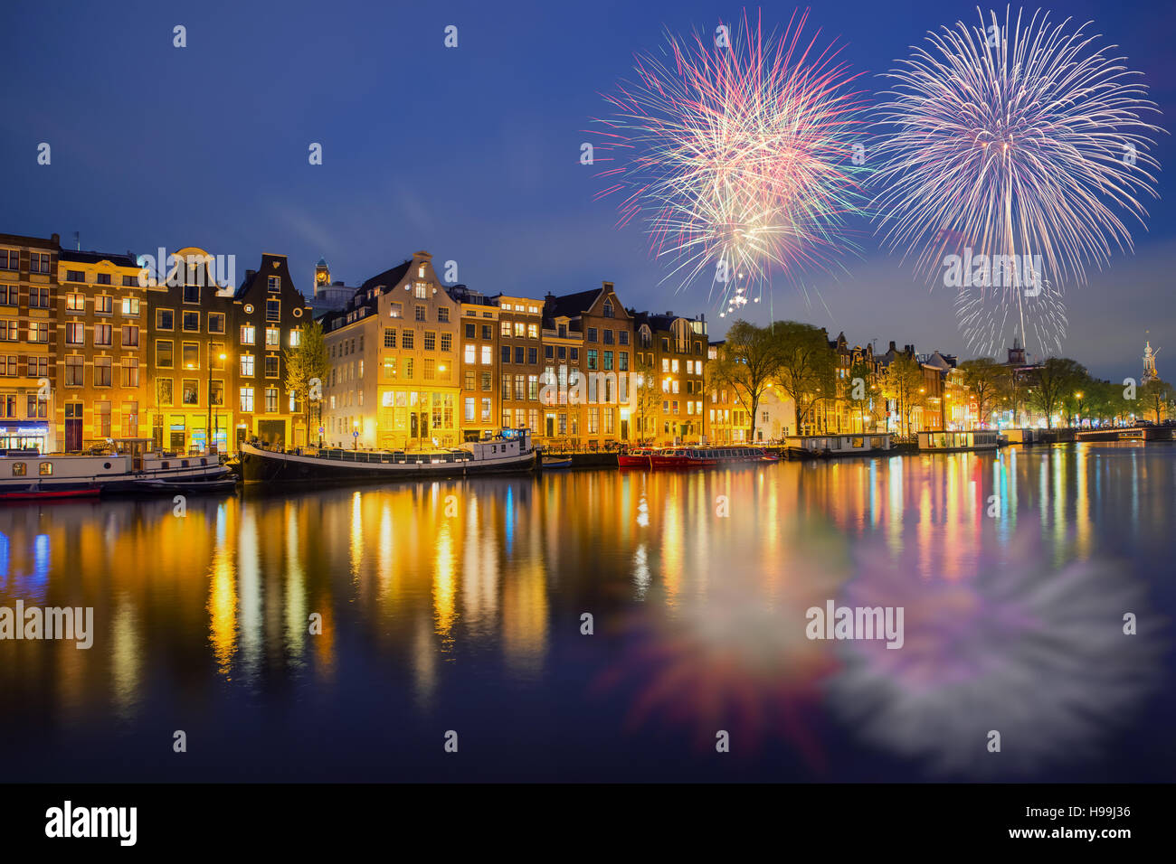 Notte Amsterdam city vista dei Paesi Bassi case tradizionali con il nuovo anno fuochi d'artificio in Amsterdam, Paesi Bassi Foto Stock