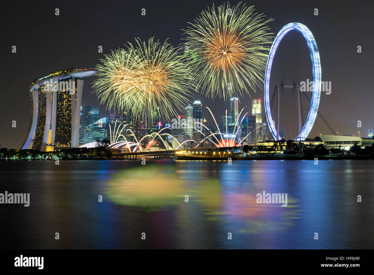 Fuochi d'artificio celebrazione su Marina Bay a Singapore. Il giorno di anno nuovo 2017 celebrazione a Singapore. Foto Stock