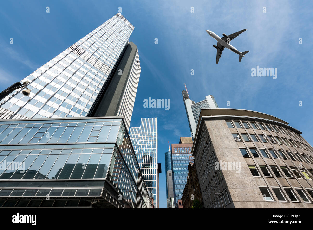 Grattacieli di Francoforte edifici e un aereo overhead in mattinata a Francoforte, Germania. Foto Stock