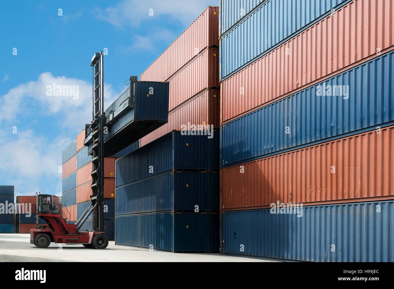 Gru sollevare la scatola contenitore di carico a deposito di container utilizzare per il trasporto di merci di importazione, esportazione, logistica dello sfondo. Foto Stock