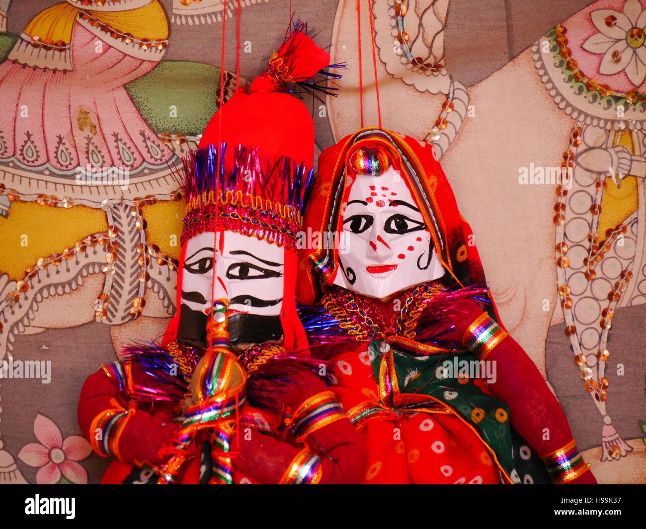 Tradizionale, fatti a mano, dipinto luminosamente marionette in Rajasthan, India Foto Stock