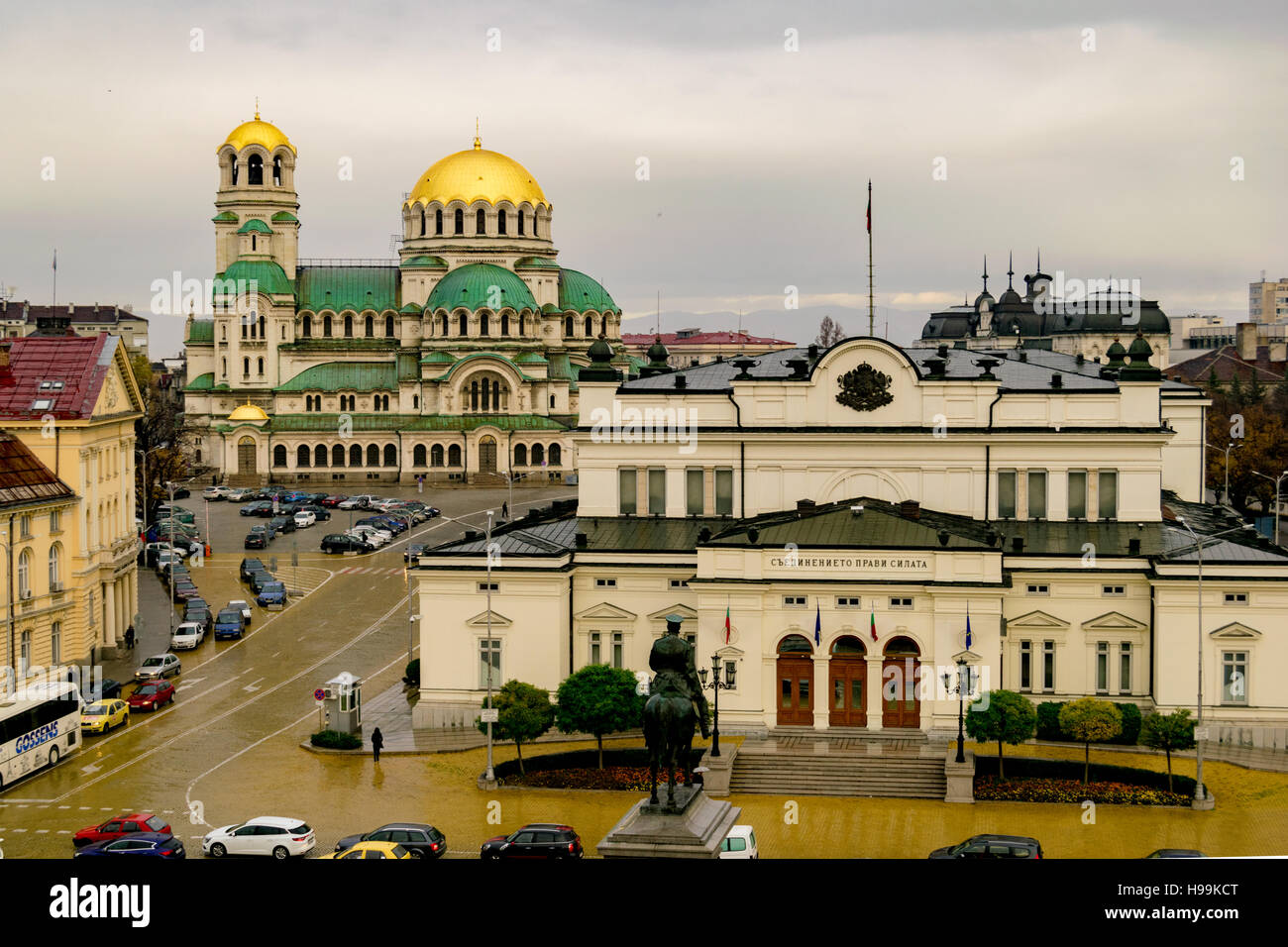 Nevsky la cattedrale e il Palazzo del Parlamento in Sofia Bulgaria Foto Stock