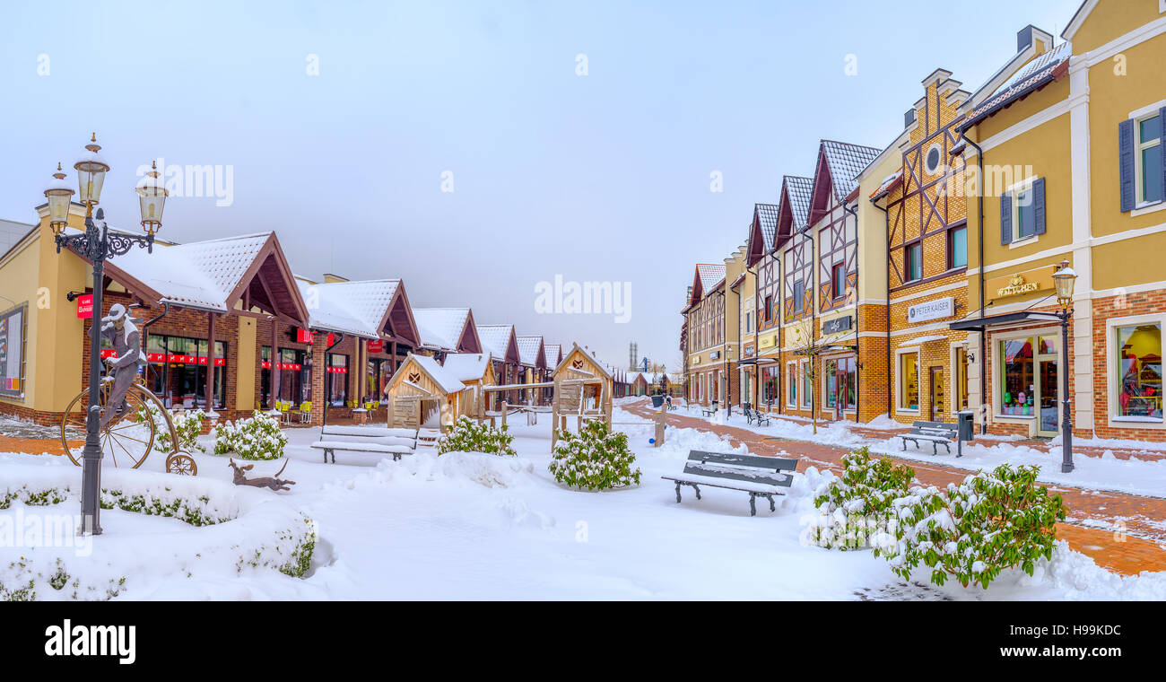 I cespugli verdi sono coperti di neve nel Parco di stile olandese quartiere dello shopping, Kiev. Foto Stock