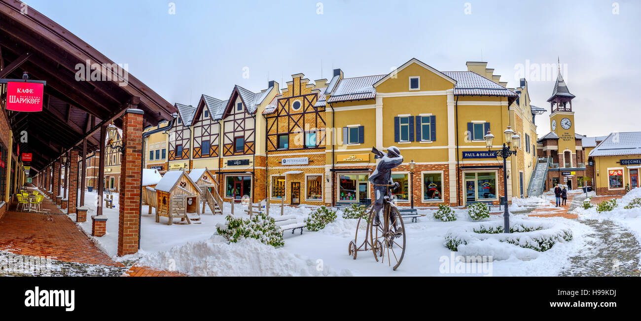 Panorama della olandese Revival Città di uscita, decorata con la torre dell orologio, parchi e la statua di un uomo a cavallo del ciclo di vecchio Foto Stock