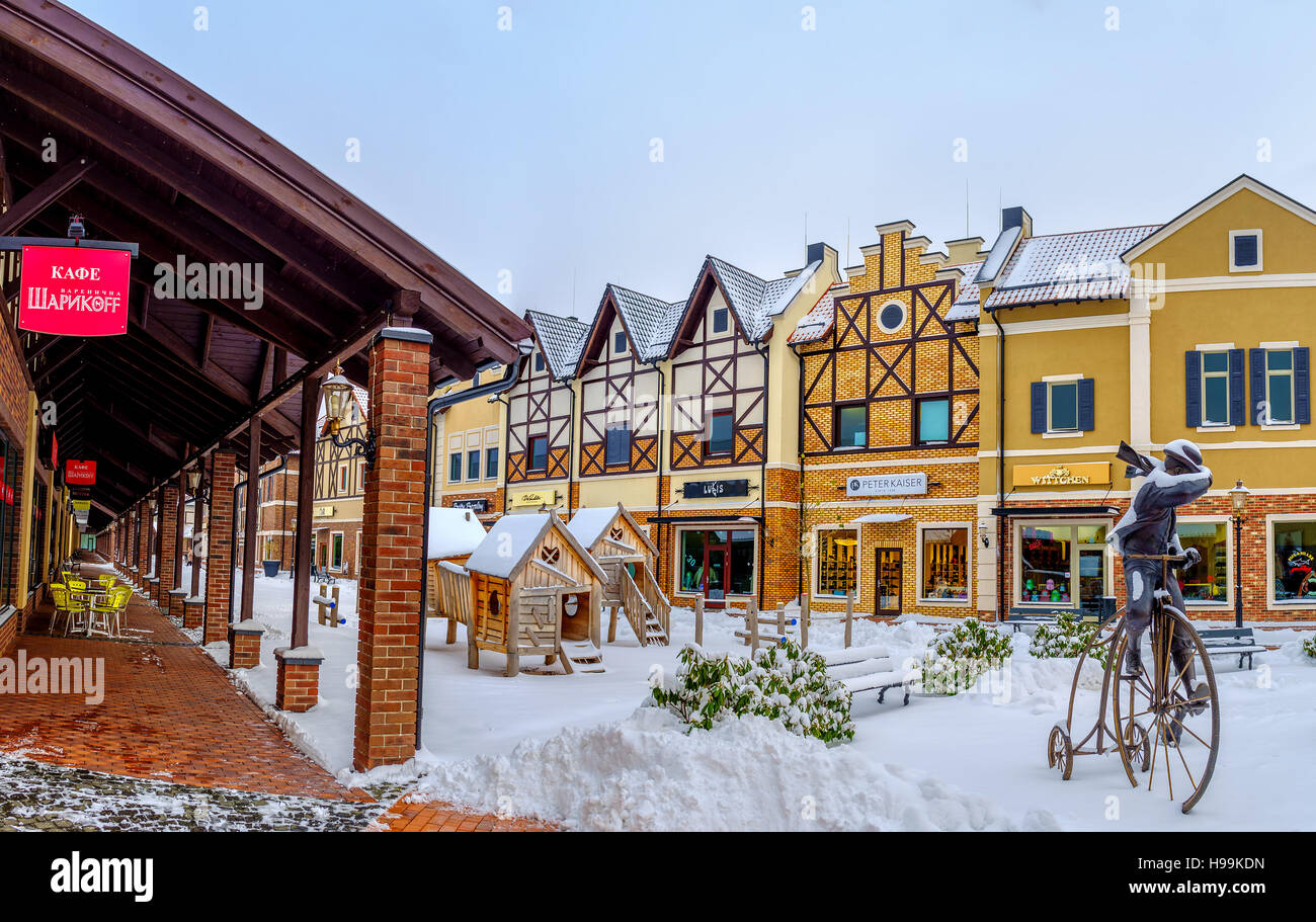 La strada di stile olandese shopping city coperto con la prima neve, Kiev. Foto Stock