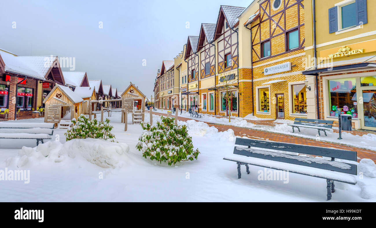 Il gambrel-case dal tetto dell'Olandese quartiere dello shopping con i banchi di neve in primo piano, Kiev Foto Stock