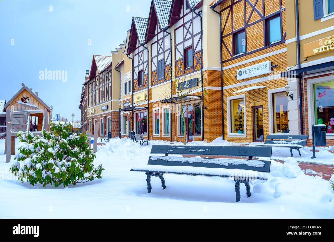 La snowy panca di legno in un parco olandese quartiere dello shopping, Kiev. Foto Stock