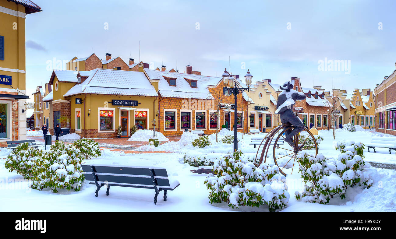 L'inverno in olandese in stile Revival città dello shopping con tetti, parco, panchine e strade, ricoperta di neve soffice, Kiev Foto Stock