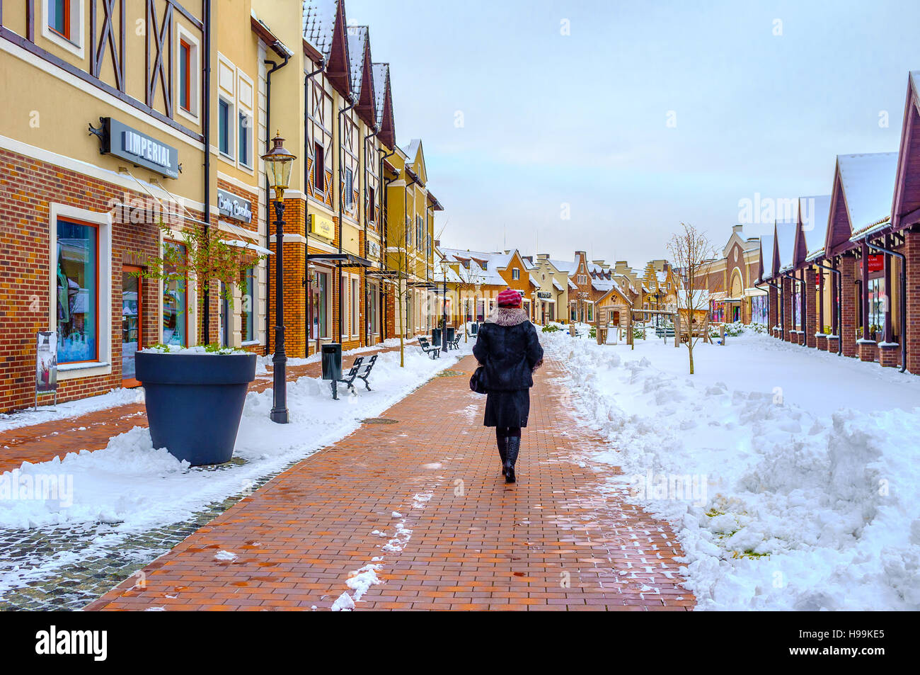 La passeggiata lungo il gambrel case di stile olandese di uscita, città ricoperta di neve, Kiev. Foto Stock