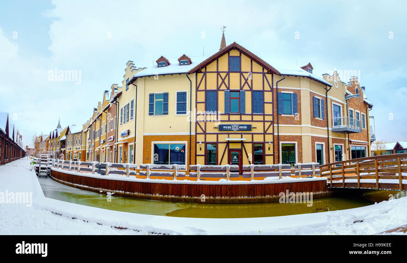 L'Olandese in stile Revival città dello shopping con la Scenic case, avvolgimento canal, ponti in legno, ruota di acqua, piccoli parchi, negozi Foto Stock
