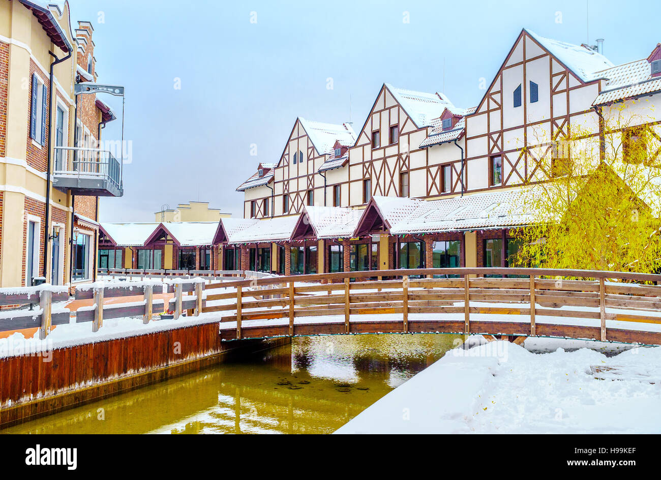 Il ponte di legno oltre lo stretto canale in olandese in stile Revival shopping city, Kiev. Foto Stock