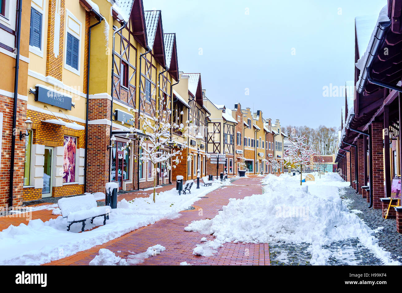 Stile olandese shopping city in snow sembra pronto per la fiera di Natale, Kiev. Foto Stock