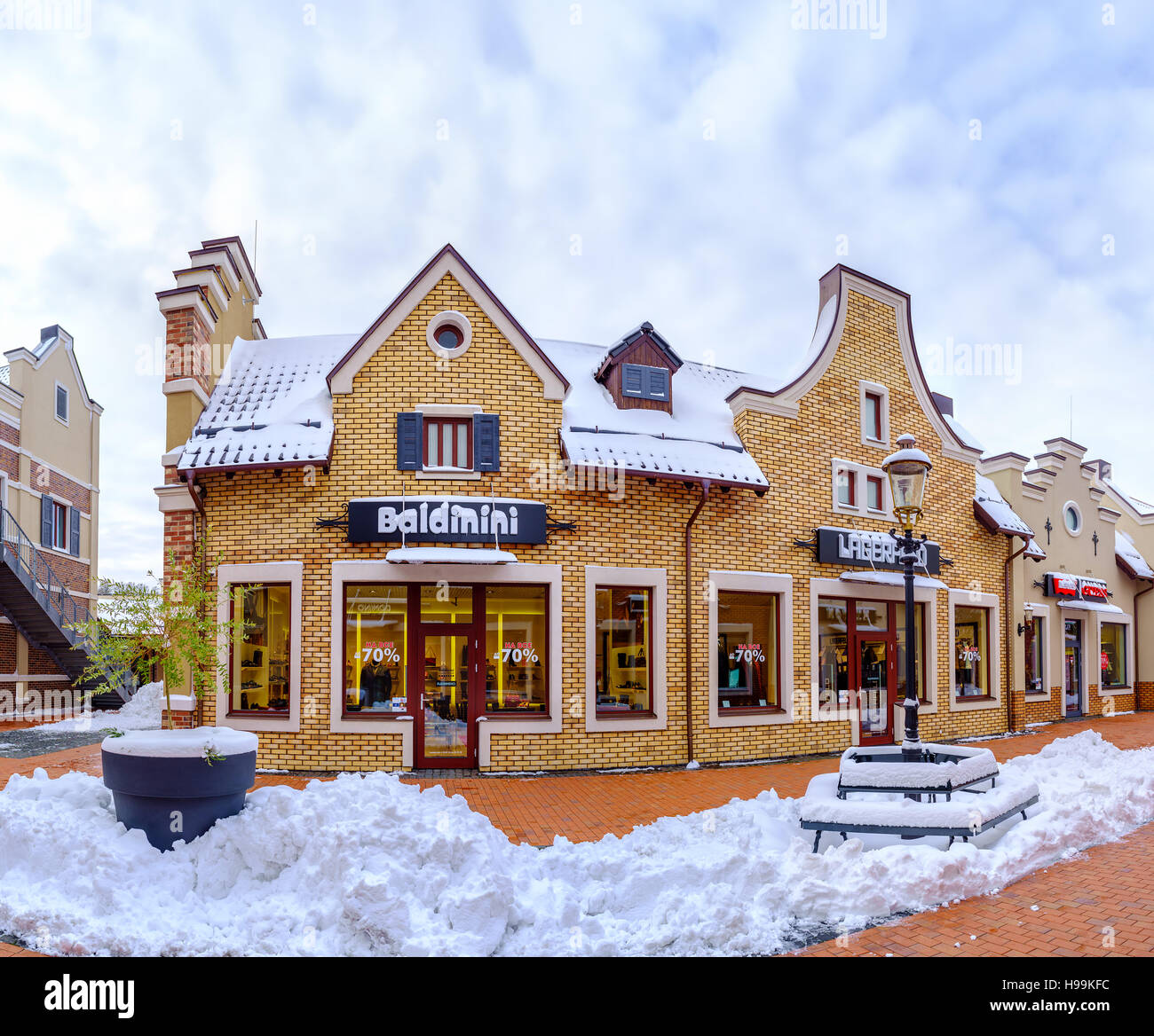 La boutique di stile olandese uscita città ricoperta di neve e preparare per la vendita vacanza, Kiev Foto Stock