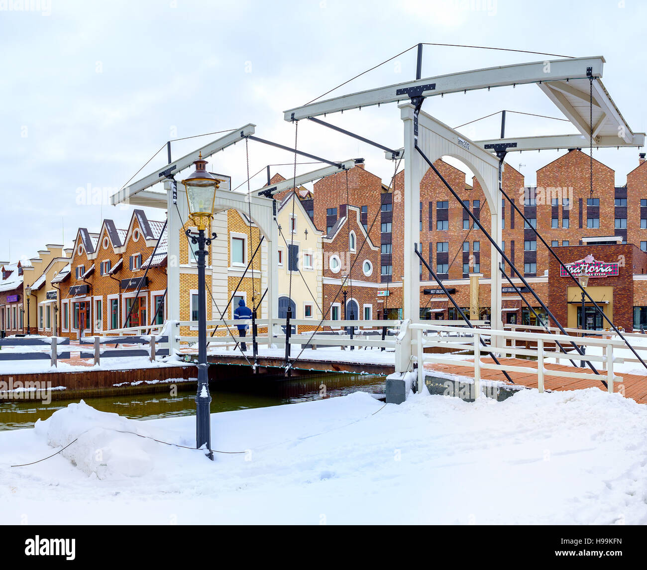 Il bianco ponte levatoio in legno con catene fu costruito come attrazione turistica in olandese in stile Revival shopping city, Kiev Foto Stock