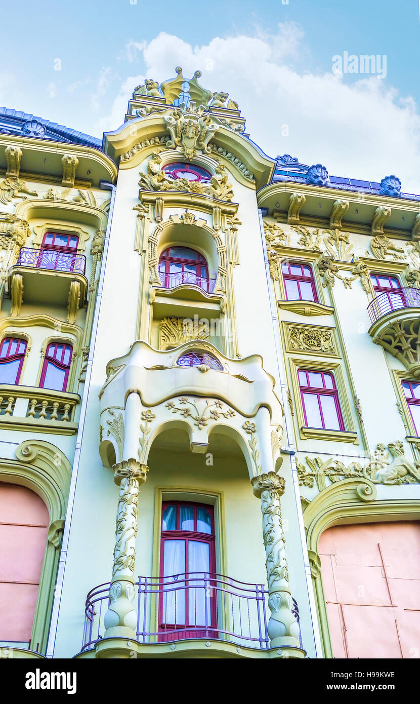 La bellissima facciata di edificio Bolshaya Moskovskaya costruito in stile moderno ed è un ottimo esempio di stile dei vecchi Odessa, Ucraina Foto Stock