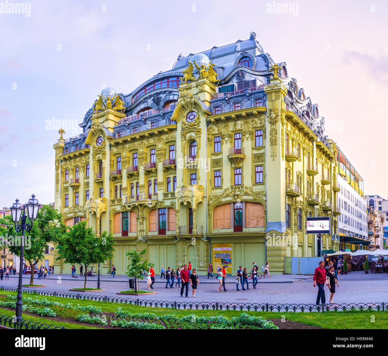 L'enorme edificio nel centro della città è un ex albergo Bolshaya Moskovskaya Foto Stock