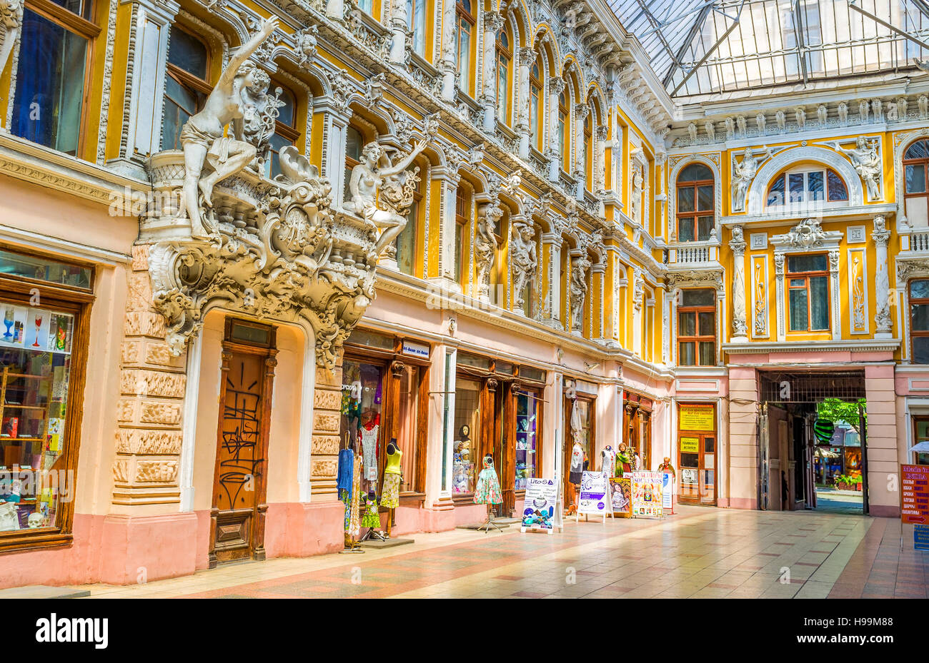 Il passaggio è un oggetto di negoziazione con strada riccamente decorato facciate Foto Stock