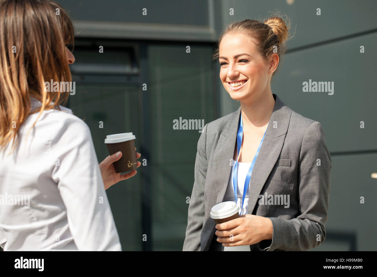 Due imprenditrici prendendo una pausa caffè all'aperto Foto Stock