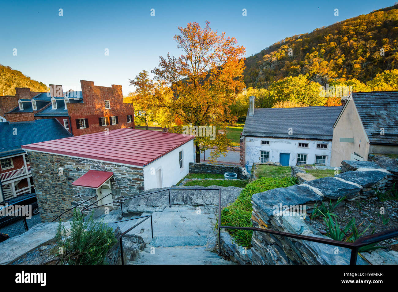 Vista di edifici storici e Colore di autunno in harpers Ferry, West Virginia. Foto Stock