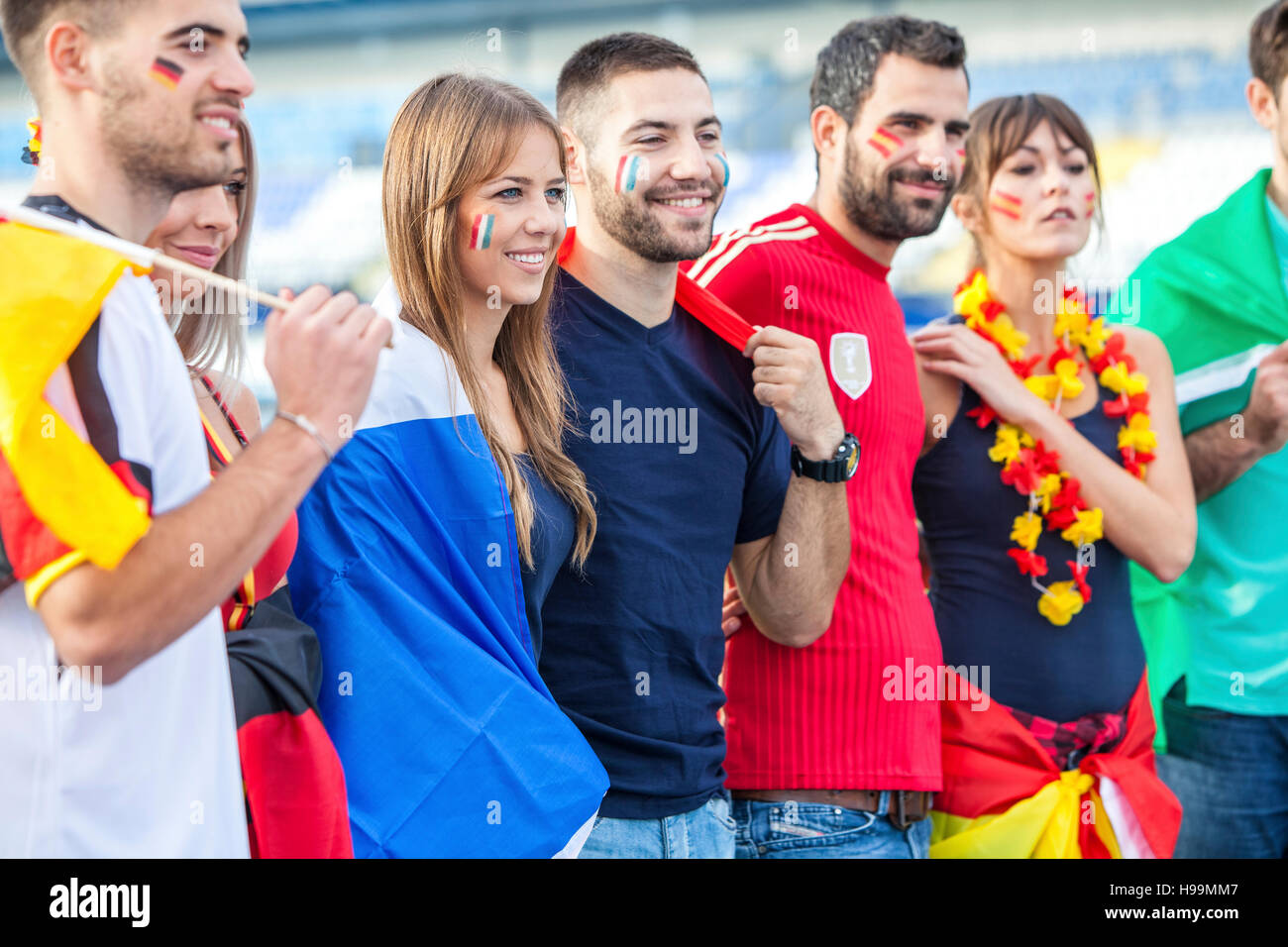 Gli appassionati di calcio con diverse bandiere nazionali Foto Stock