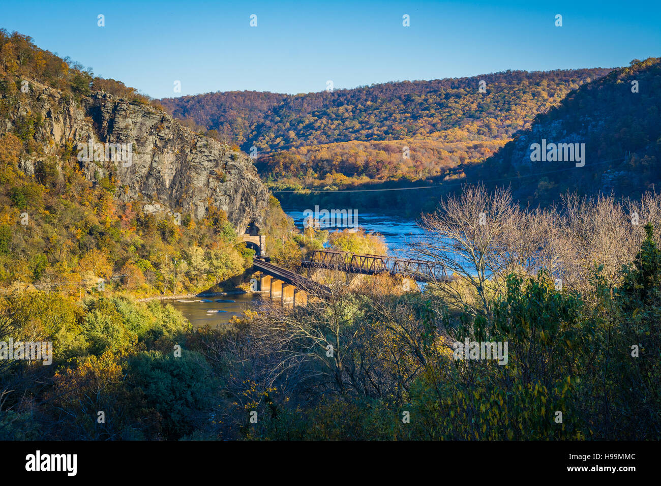 Vista dei ponti ferroviari e il fiume Potomac, in harpers Ferry, West Virginia. Foto Stock