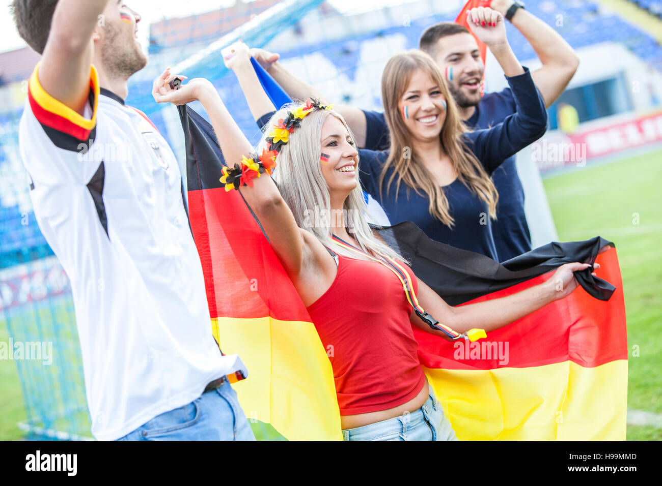 Gli appassionati di calcio con diverse bandiere nazionali Foto Stock
