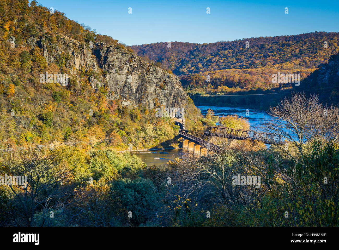 Vista dei ponti ferroviari e il fiume Potomac, in harpers Ferry, West Virginia. Foto Stock