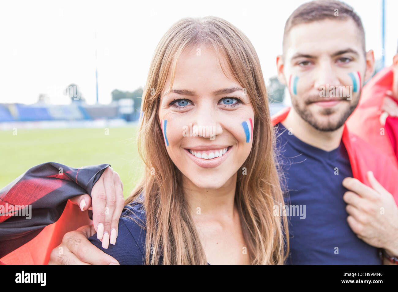 Ritratto di francese gli appassionati di calcio con face paint Foto Stock