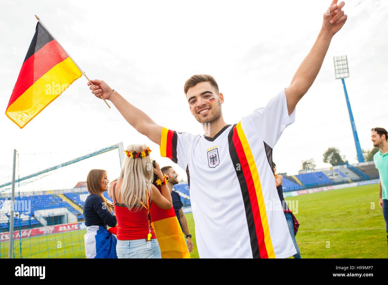 Calcio tedesco fan sventola bandiera Foto Stock