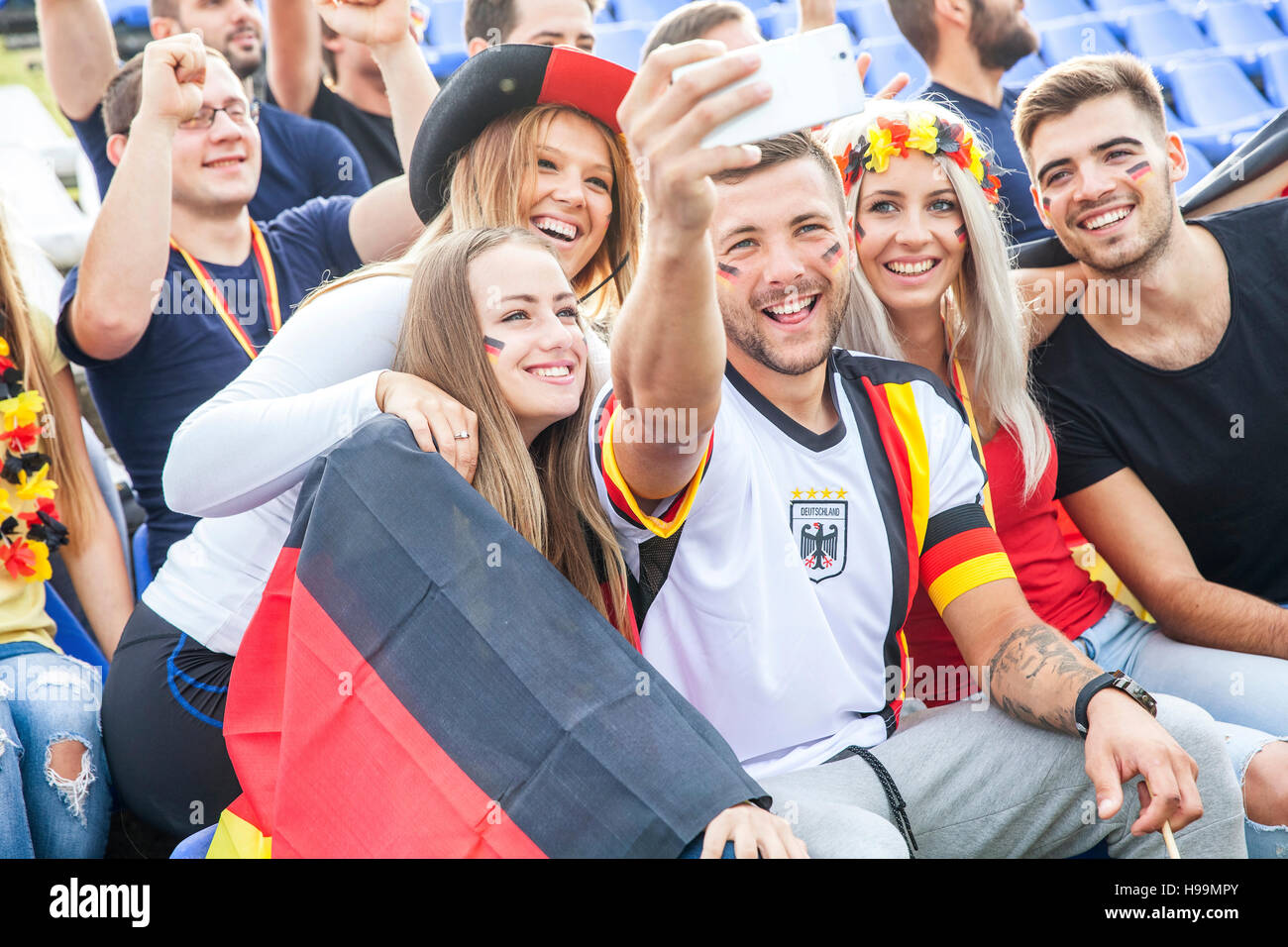 Gruppo di calcio tedesco tifosi prendendo un selfie Foto Stock