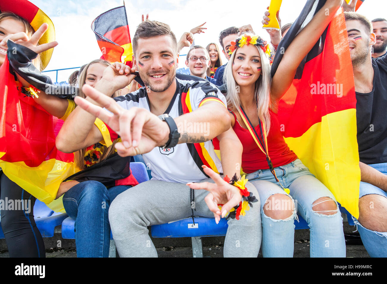 Il tedesco gli appassionati di calcio allo stadio tifo Foto Stock
