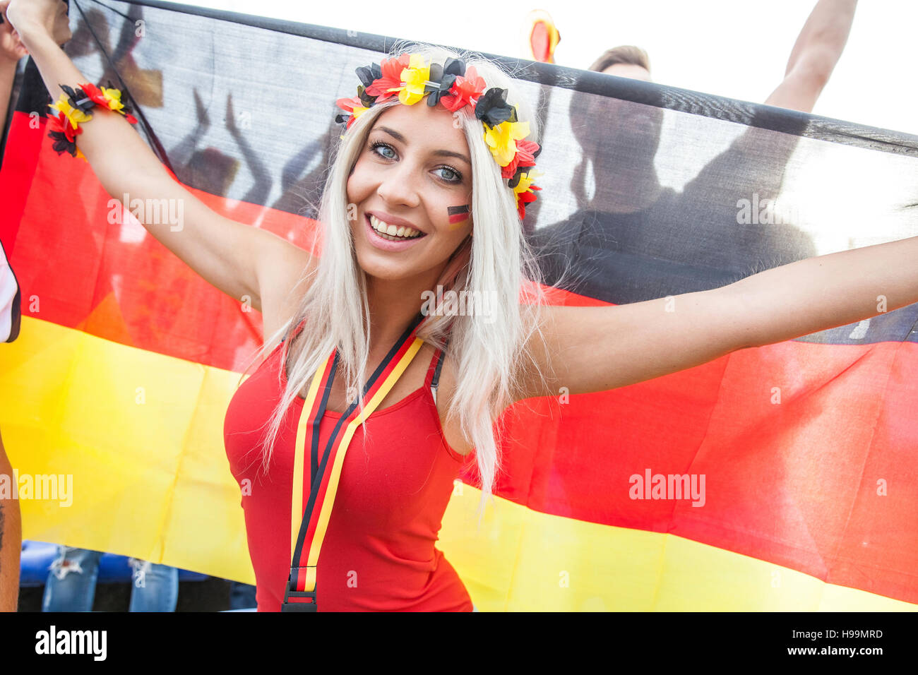 Calcio femminile fan sventola bandiera tedesca Foto Stock