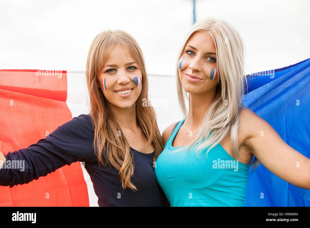 Due giovani donne azienda bandiera francese Foto Stock