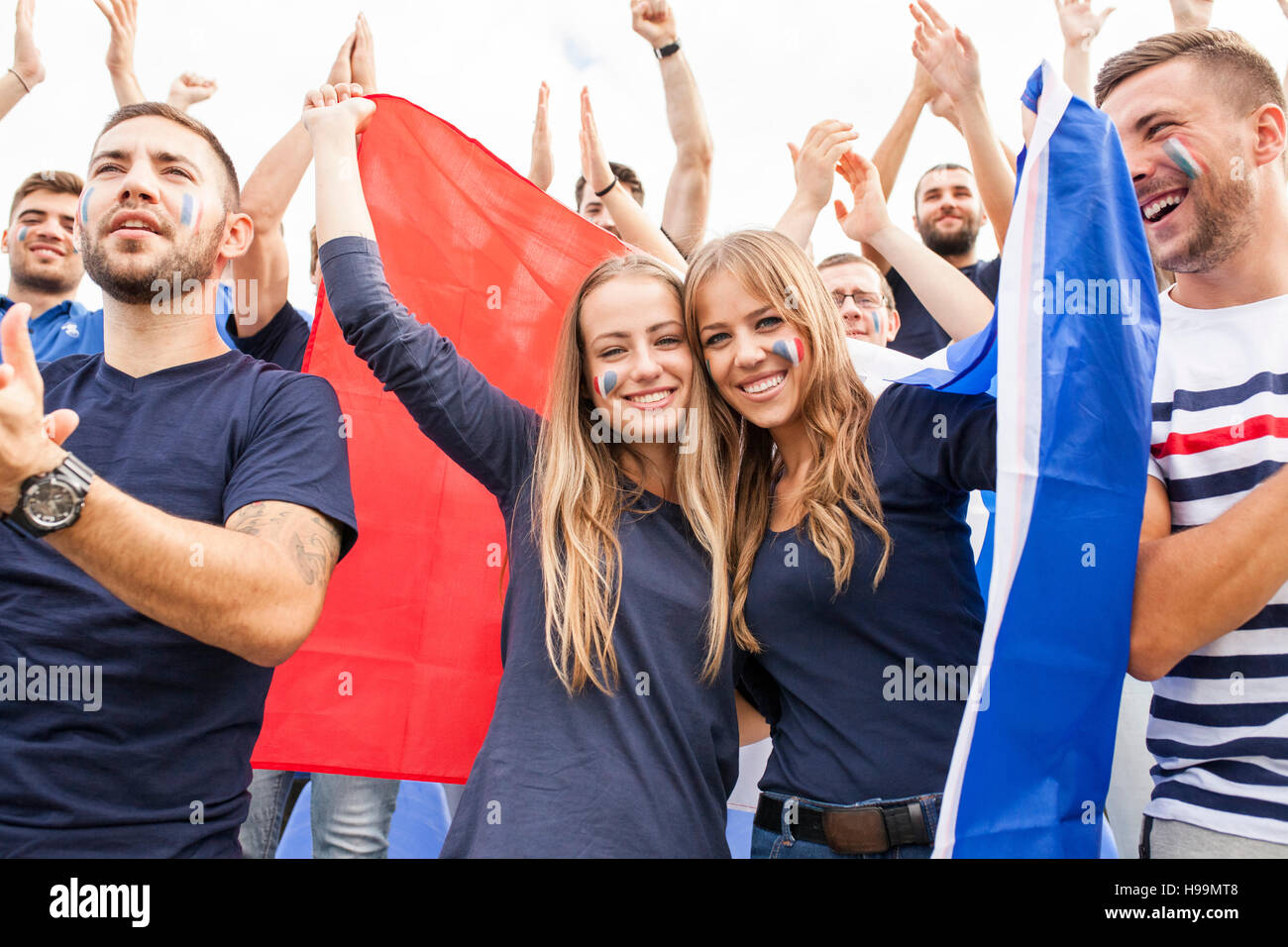 Gli appassionati di calcio con la bandiera francese celebrando Foto Stock