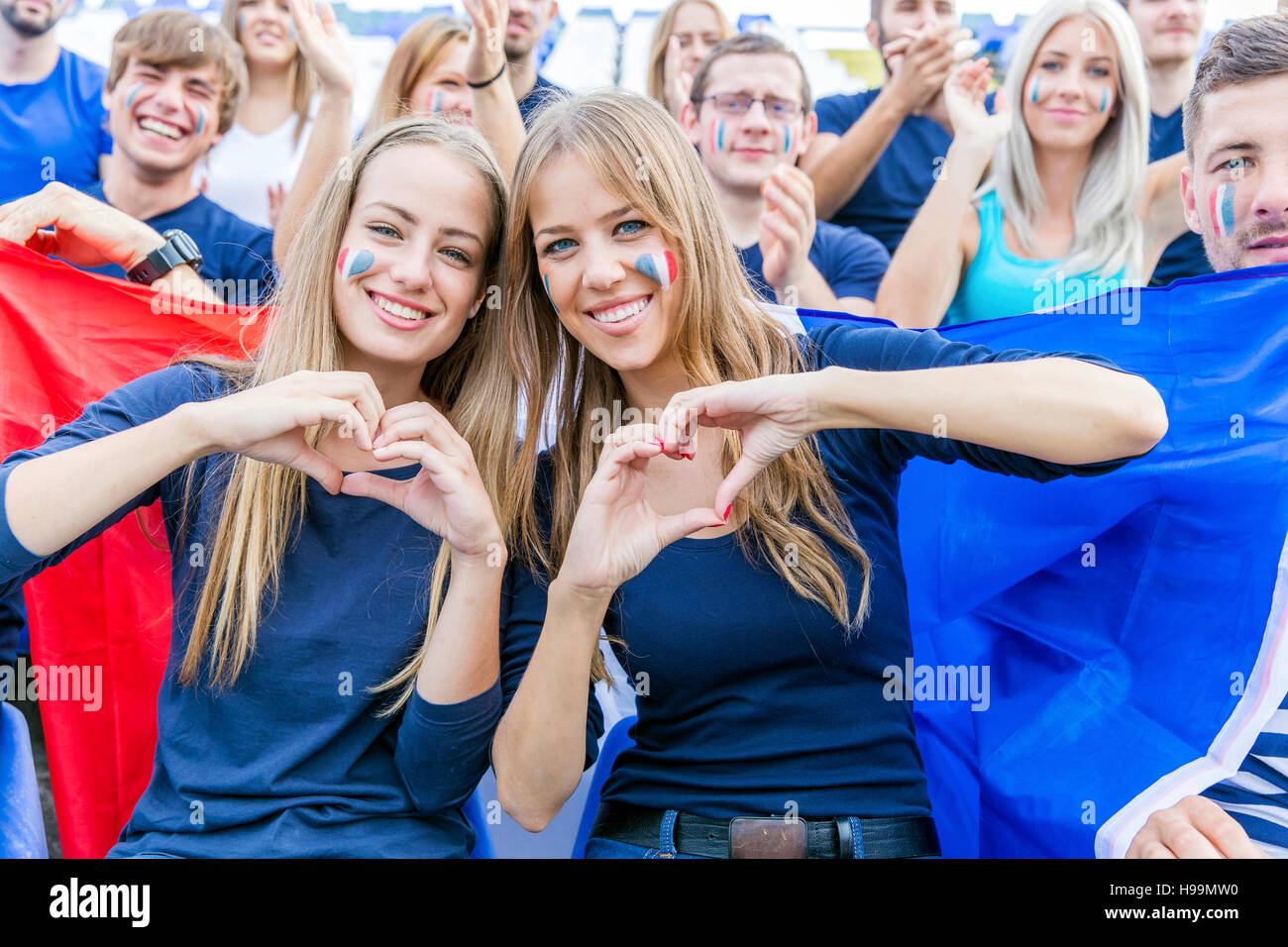 Femmina tifosi di calcio formando il cuore con le mani Foto Stock