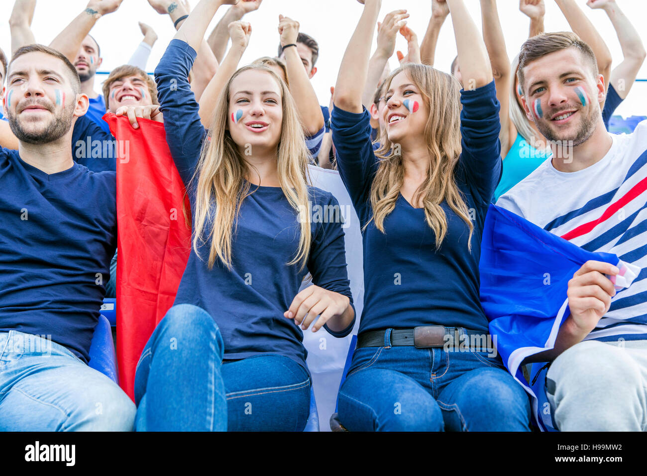 Un gruppo di appassionati di calcio il tifo e celebrando Foto Stock