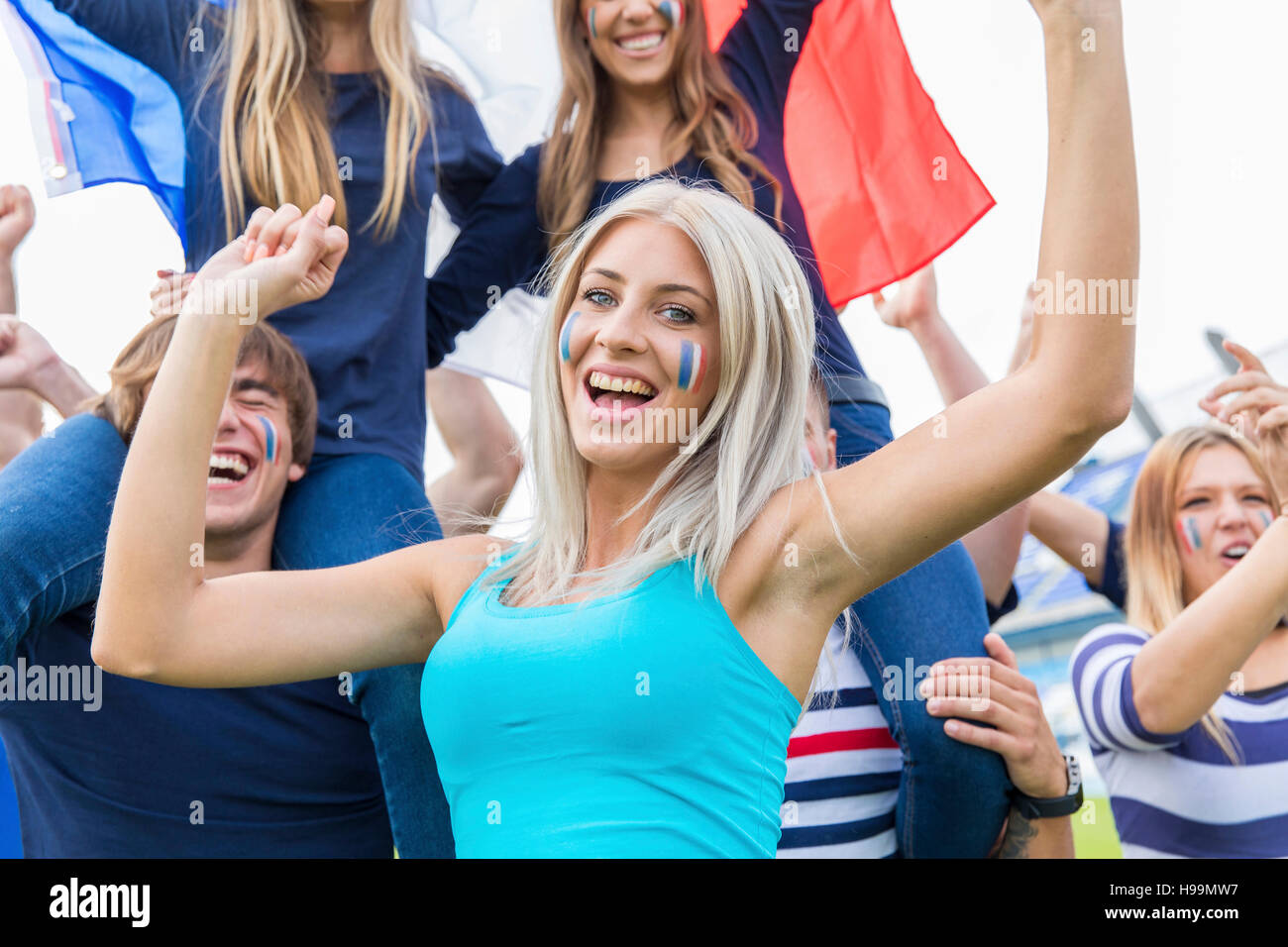 Un gruppo di appassionati di calcio con faccia il tifo di vernice Foto Stock