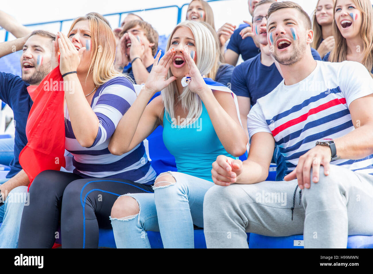 Un gruppo di appassionati di calcio il tifo e urlando Foto Stock