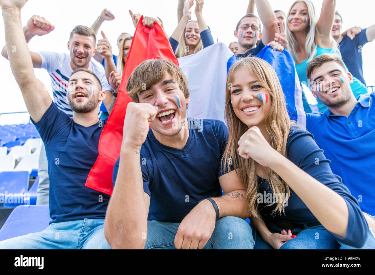 Un gruppo di appassionati di calcio il tifo e urlando Foto Stock