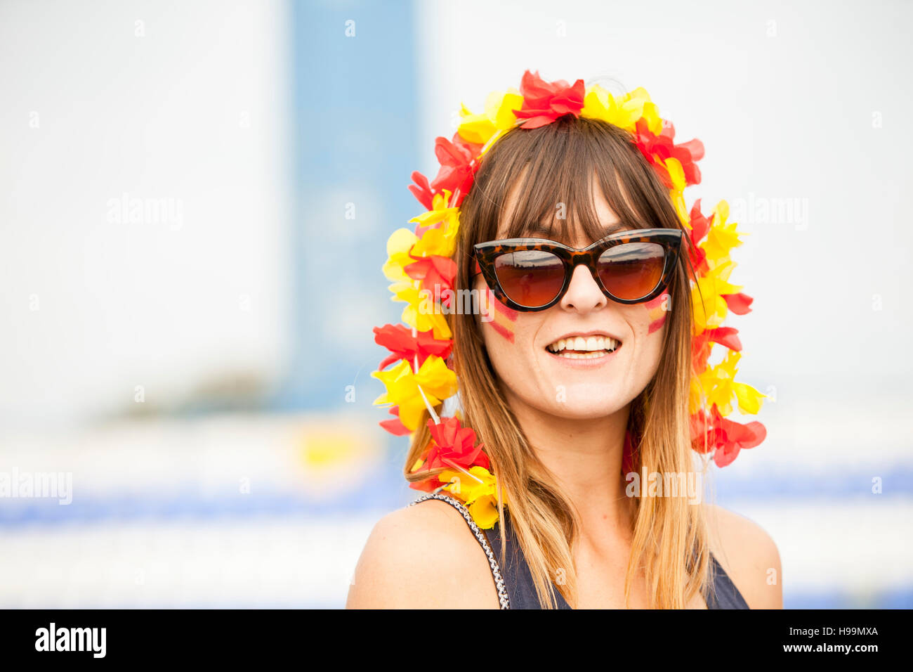 Spagnolo femmina tifoso di calcio con la faccia di vernice e ghirlanda floreale Foto Stock