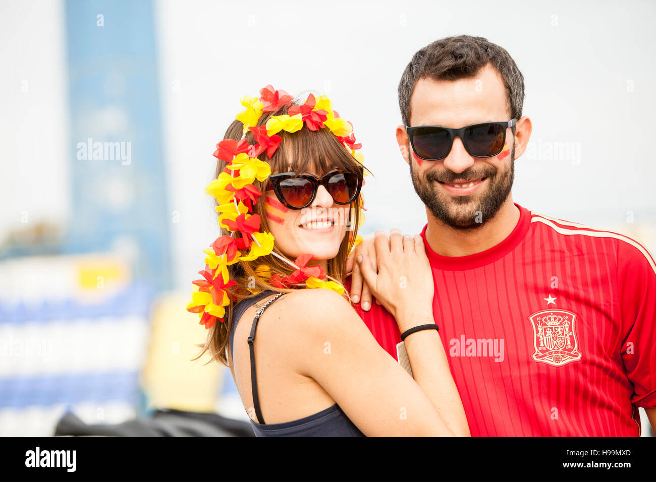 Giovane coppia spagnola faccia con la vernice e la ghirlanda floreale Foto Stock